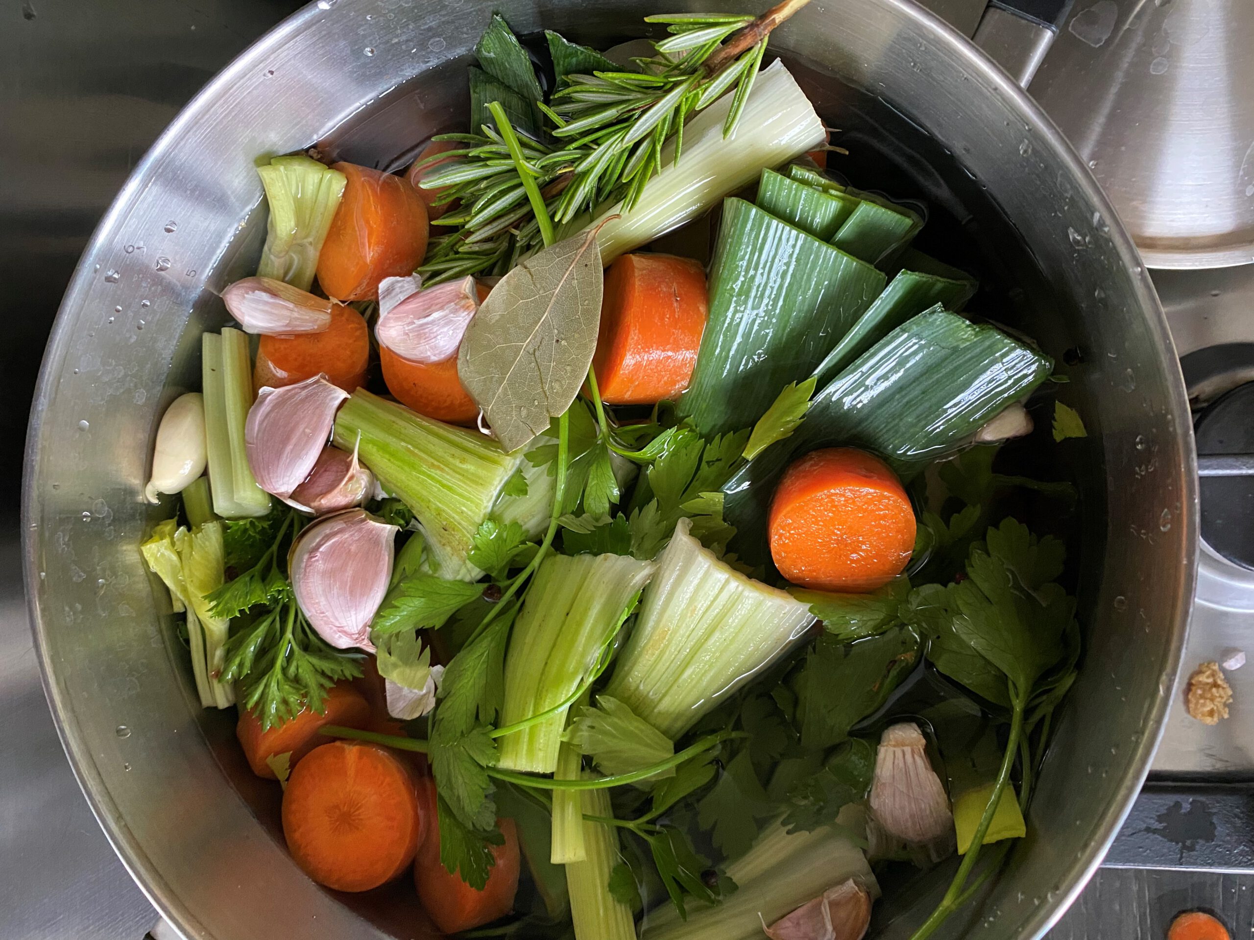 Groentenbouillon van restjes